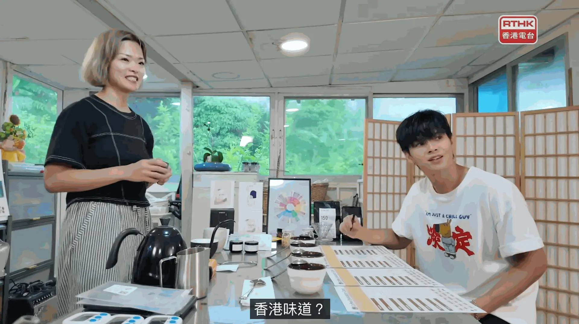 Abby與咖啡師在咖啡園中交流